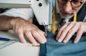 maquina-coser-hombre-sastre